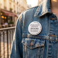 Badge 44 mm « Être une adulte tous les jours me paraît excessif » — Typographie — badge seul