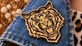 Broche tigre doré