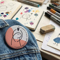 Badge rond + dessin stylisé d'un visage avec un cœur — badge seul