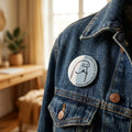 Badge rond Figure sombre inclinée — badge seul