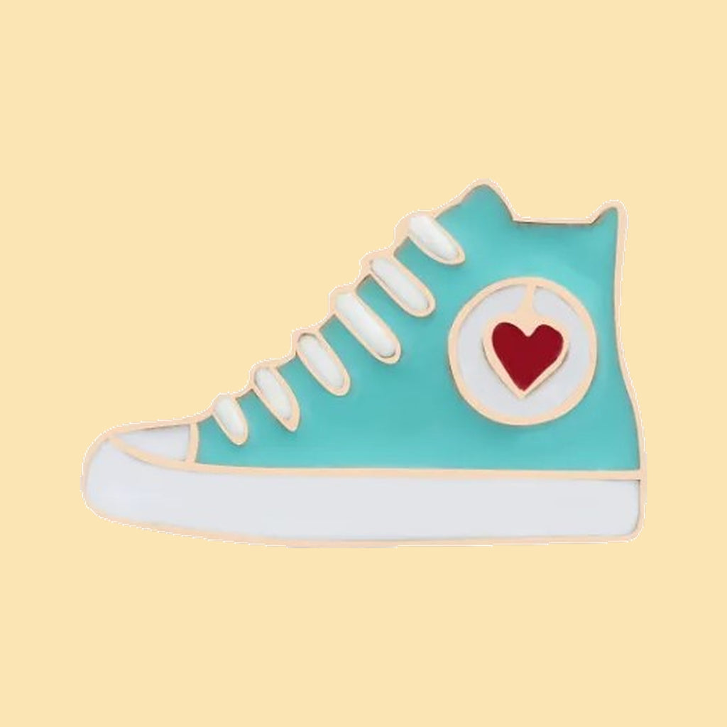 Sneaker Heart Pin — fond