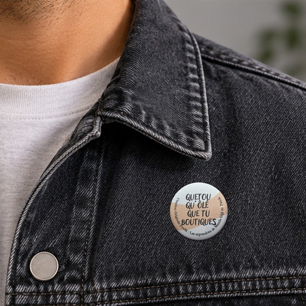 Badge rond Qutou Qu’ôle”, “description”:  — porté sur une autre veste