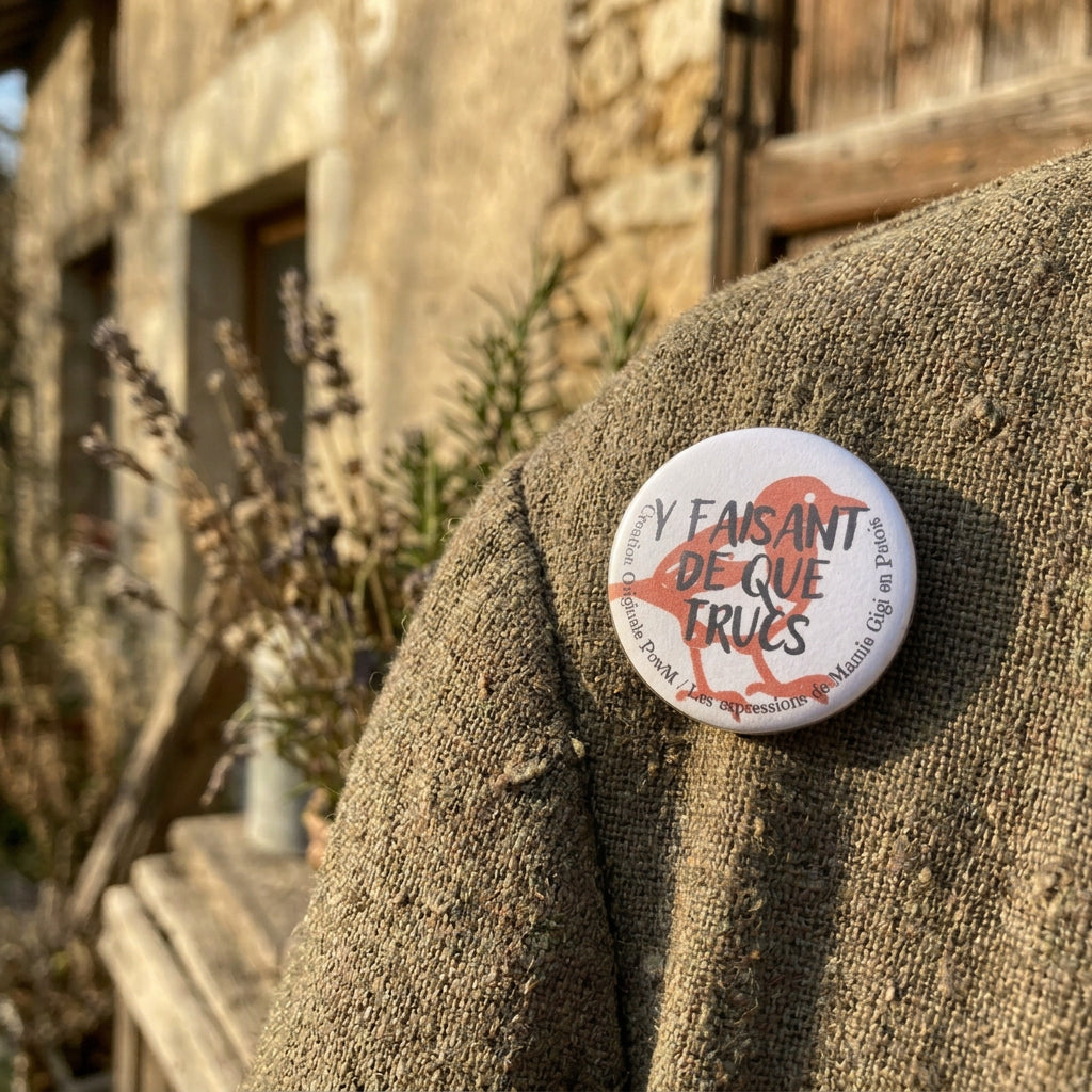 Badge rond Y FAISANT DE QUE TRUCS”, lettres capitales”, , “description”:  — badge seul
