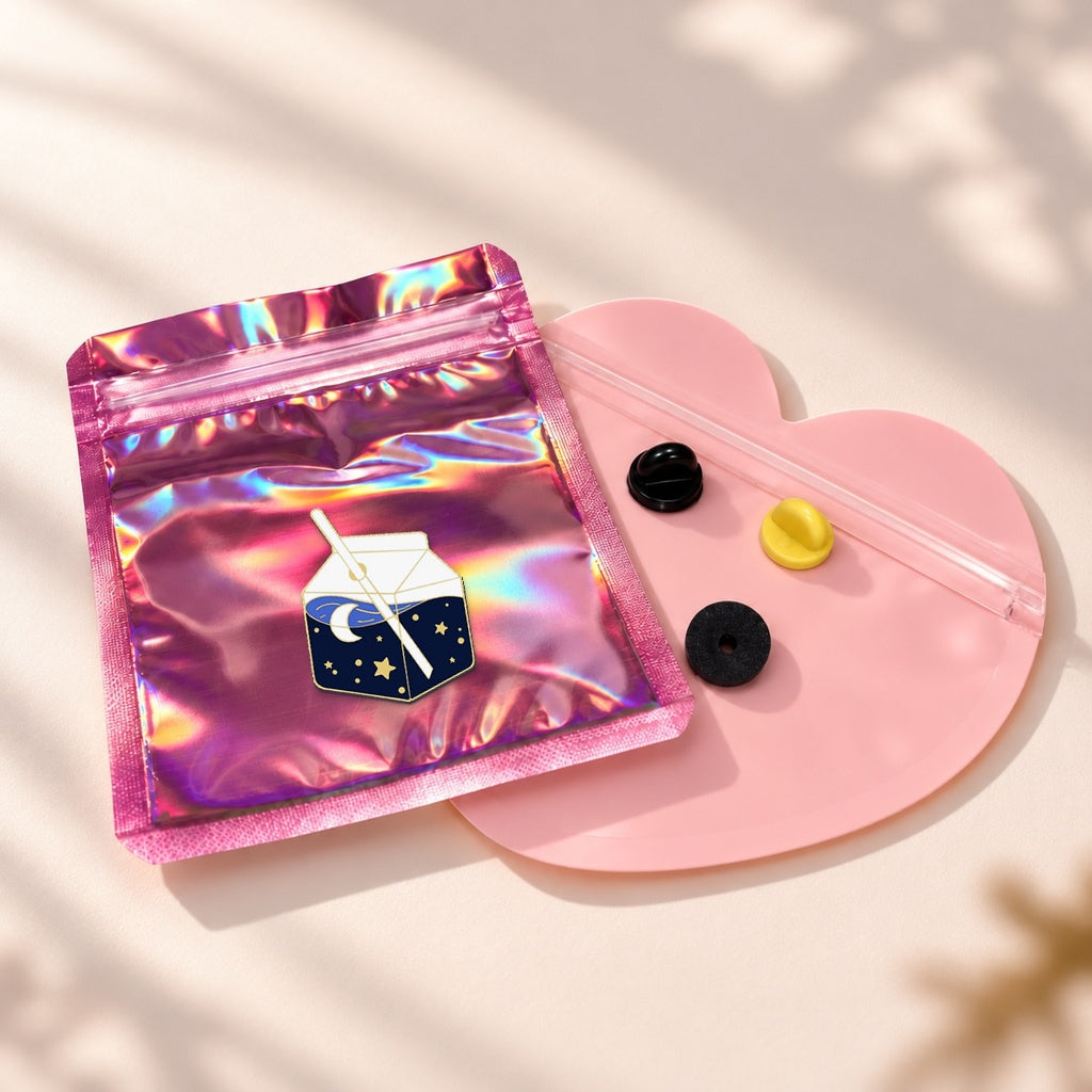 Milk & Moon Pin — pochette