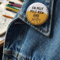 Badge rond "On peut plus rien dire" — badge seul