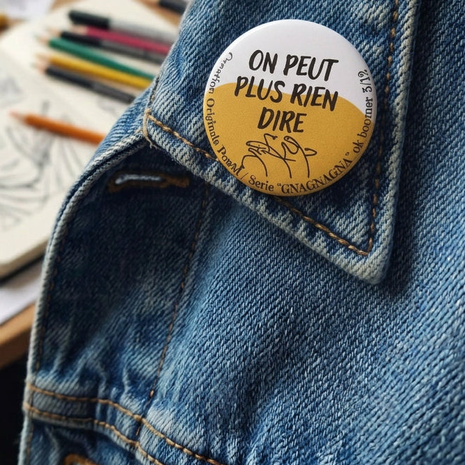 Badge rond "On peut plus rien dire" — badge seul