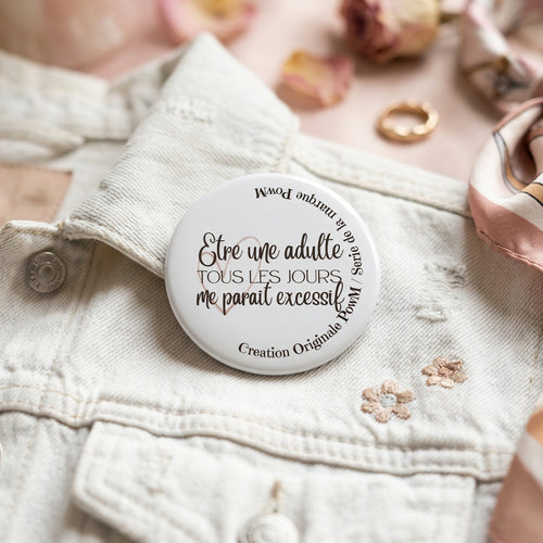 Badge rond "Être une adulte tous les jours me paraît excessif" — badge seul
