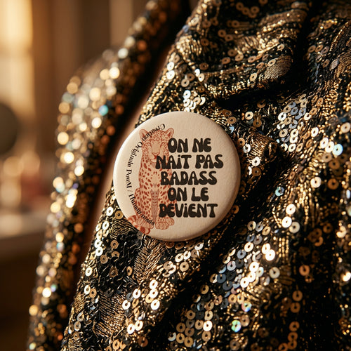 Badge rond Léopard Stylisé", “On ne naît pas badass, on le devient” — badge seul
