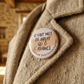 Badge rond « O Fait met de bruit qu’o l’avance » — badge seul