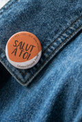 Badge rond avec le message « SALUT A TOI » — badge seul