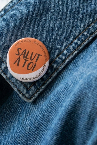Badge rond avec le message « SALUT A TOI » — badge seul