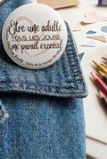 Badge rond Texte "Être une adulte tous les jours me paraît excessif" + Cœur Stylisé — badge seul