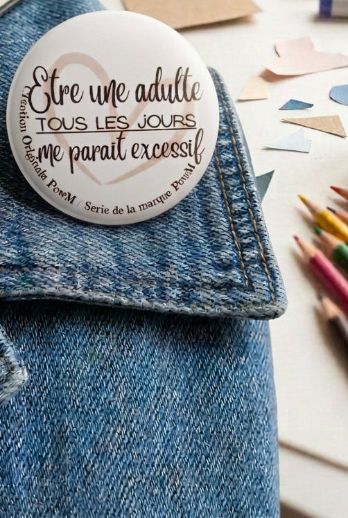 Badge rond Texte "Être une adulte tous les jours me paraît excessif" + Cœur Stylisé — badge seul