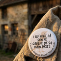 Badge rond badge rond : "I qu’neut pa son pé gauche de sa main droite" — badge seul