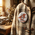 Badge rond "On lui voit les inhéviles a cette fumelle" — badge seul