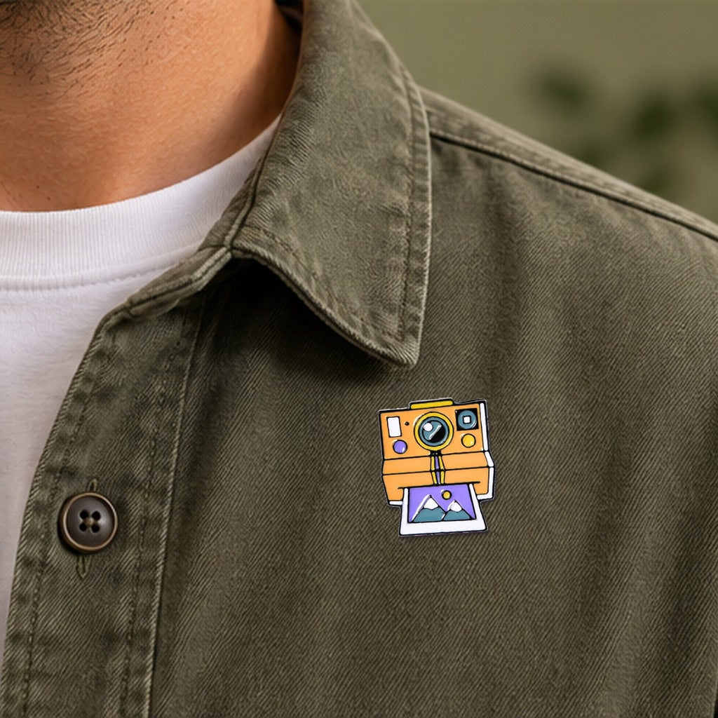 Camera Pin — veste