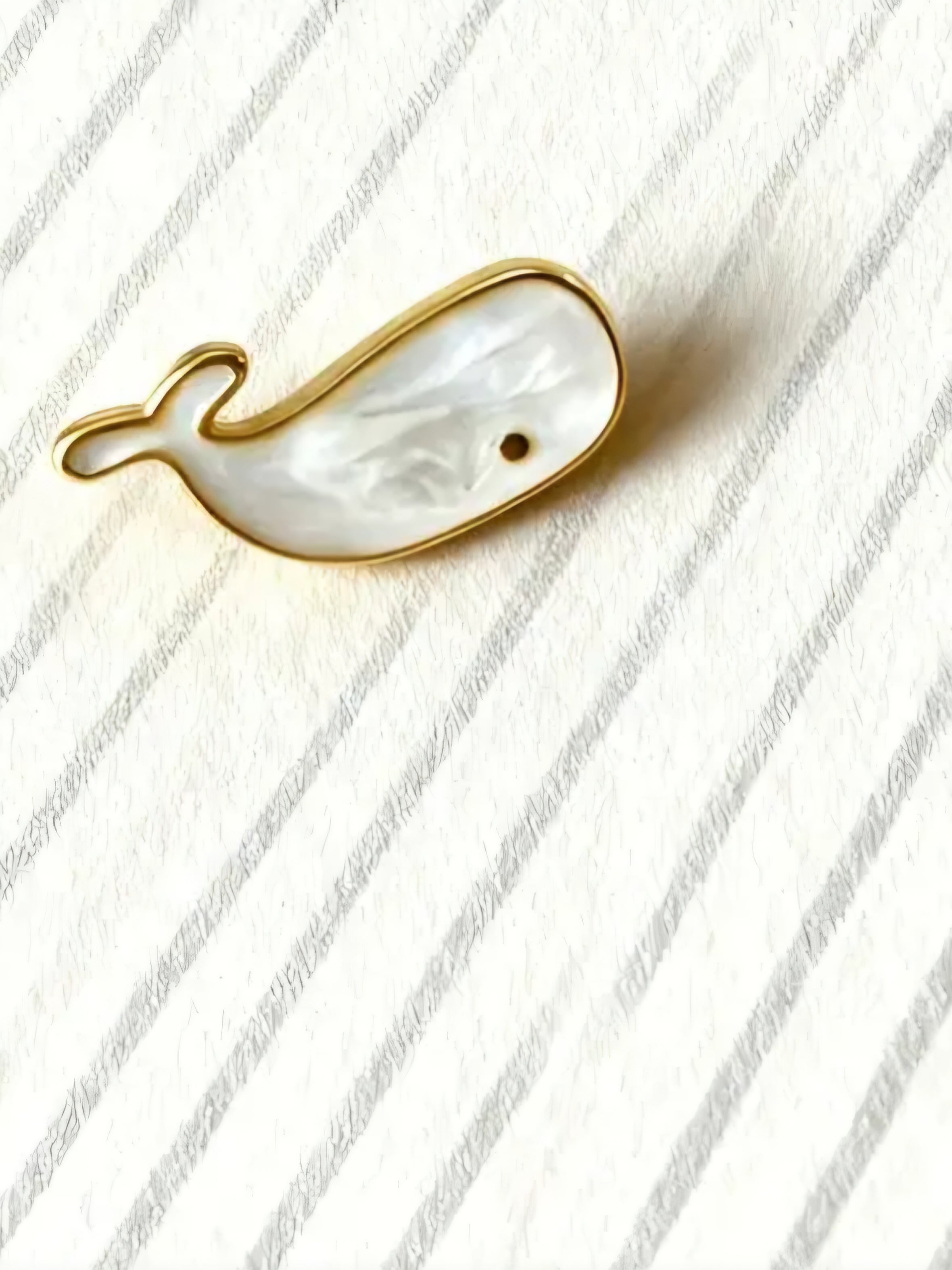 Pin's - baleine nacrée