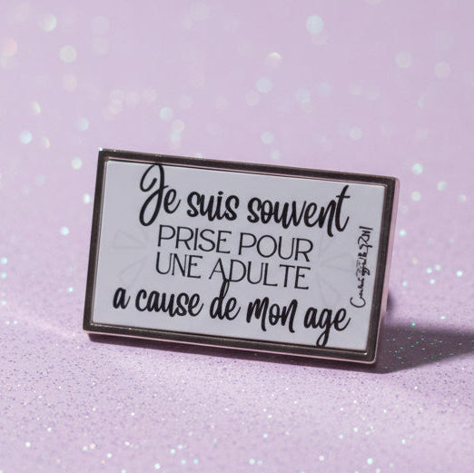 Pin's creation originale "je suis souvent prise pour une adulte a cause de mon âge"